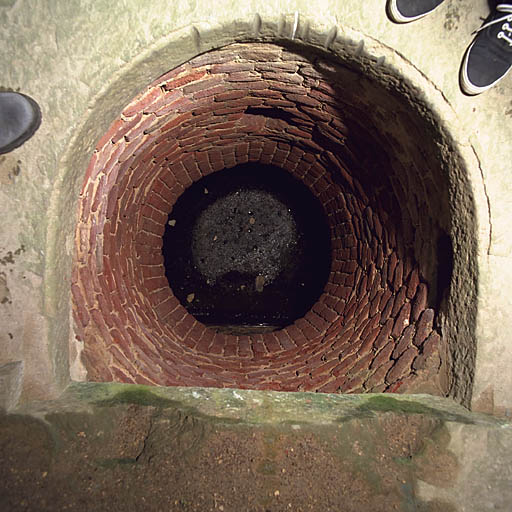 Vue zénithale du puits et de l'oculus en brique de la citerne.