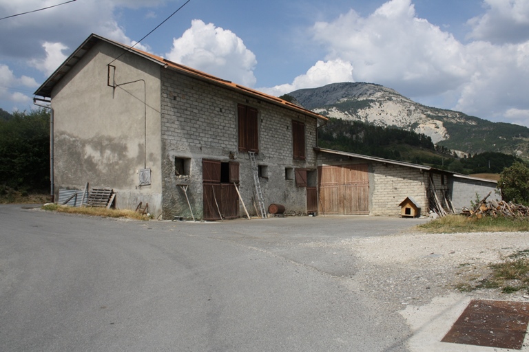 Vue des bâtiments 1 (au premier plan) et 2 (avec ses extensions c et d) depuis le sud-ouest.