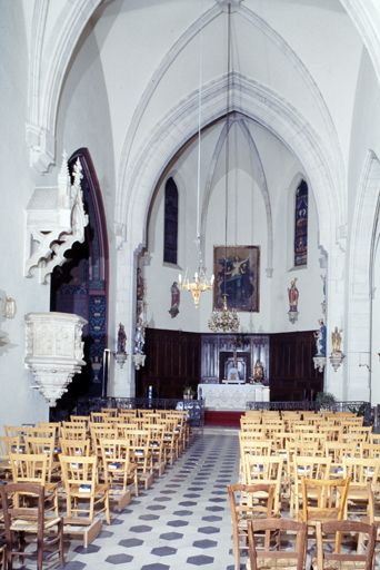 ensemble de deux autels et de la chaire à prêcher