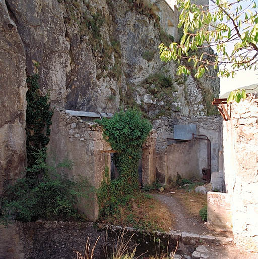 Secteur 40. Ruines des locaux sanitaires du début du XXeme siècle.