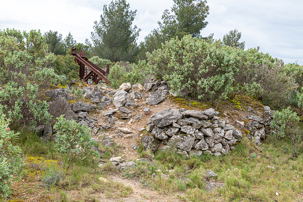 Première cuve pour canon DCA de 75mm, ruines du mur annulaire en pierre sèche