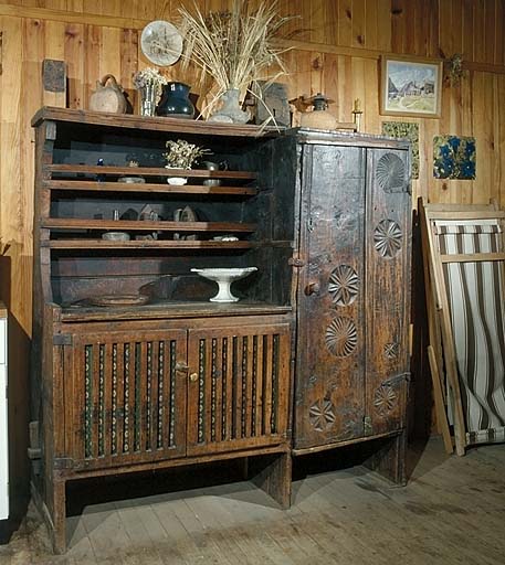 ensemble : buffet-vaisselier et armoire à fromage