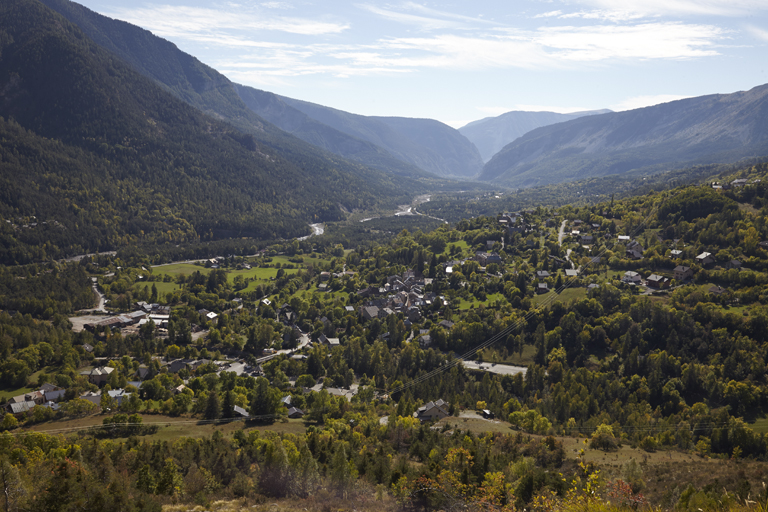 Paysage de la haute vallée du Verdon avec le village de Villars-Colmars.