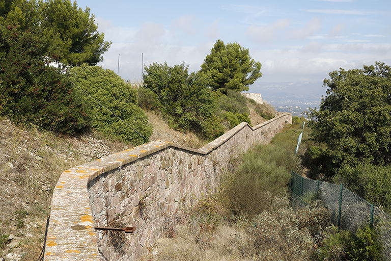 Revêtement d'enceinte de la batterie, front de tête de l'aile gauche, avec chemin de ronde au pied du parapet