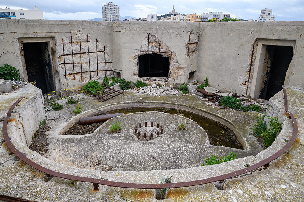 Batterie du Pharo, batterie haute, cuve nord et son abri