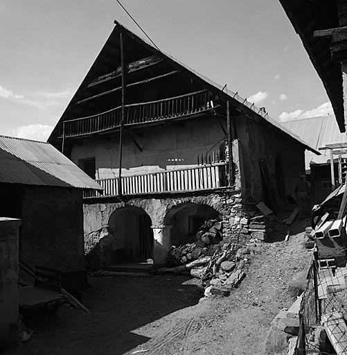 Sainte-Marguerite. Parcelle 2381. Façade sud. Les arcs protègent l'entrée de la cuisine au rez-de-chaussée.