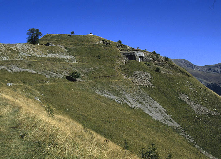 Flanc est. Vue générale : bloc 4 (casemate de mitrailleuses) et, à la crête, cloche du bloc 5.