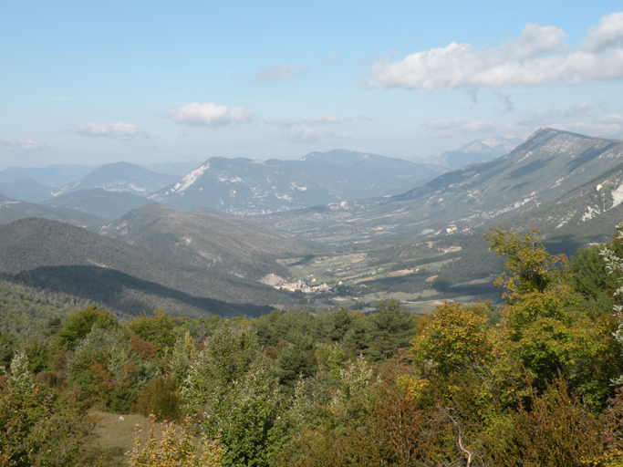 La vallée du Riou de Vergon et la vallée du torrent d'Angles. Vue prise du sud-est.