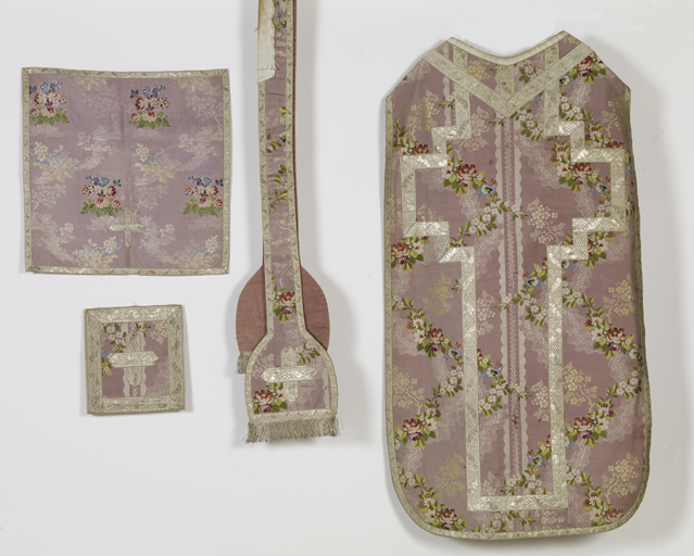 ensemble de vêtements liturgiques : chasuble, voile de calice, bourse de corporal, étole (ornement violet)