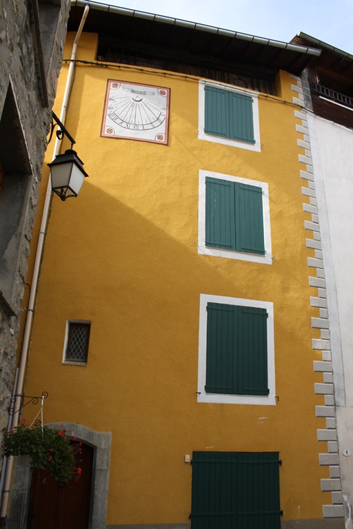 Façade restaurée (fausse chaîne d'angle harpée peinte en trompe l'oeil, encadrement des fenêtres et cadran solaire, parcelle 2010 AB 192).