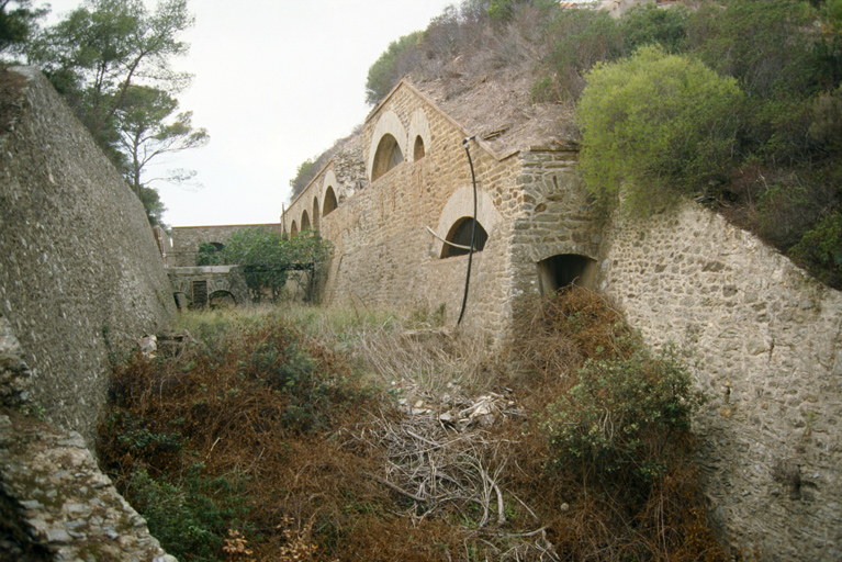 Batterie centrale. Le front de gorge vu de l'extrémité nord-est du fossé. A droite, façade de la caserne casematée. Au centre, pont d'accès et, derrière, flanc de la caponnière de gorge.