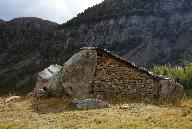 La cabane des Blocs (Villars-Colmars) intègre des rochers erratiques de grès dans sa structure.