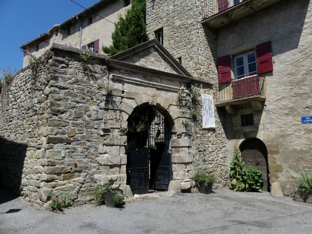 Portail de la cour.