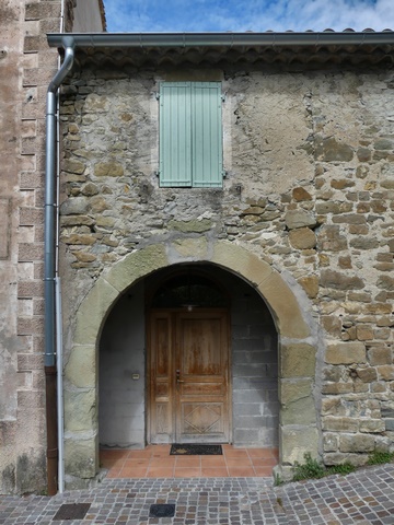 Dépendances agricoles. Elévation est, extrémité sud. Porte de remise en arc plein-cintre.