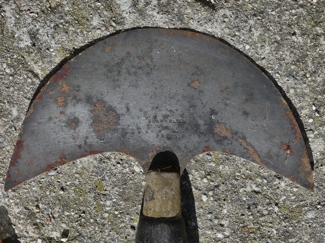 Couteau à pied en demi-lune. Marque du fabricant (« BLANCHARD / PARIS ») et lévrier courant.