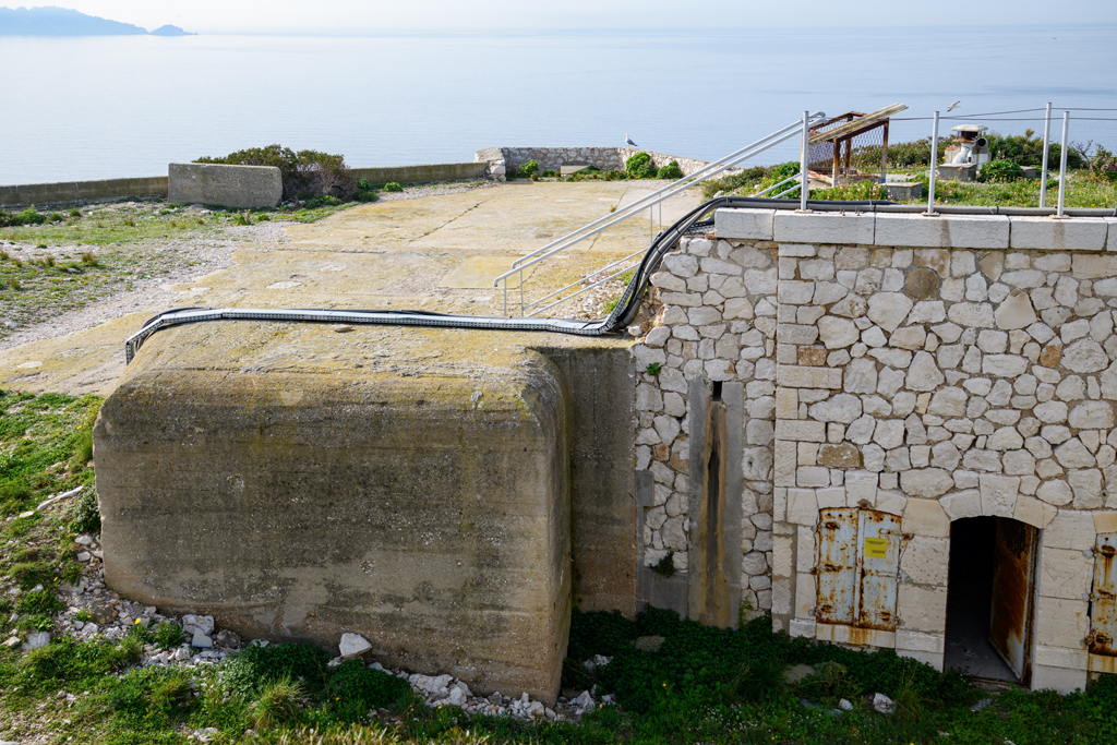 Esplanade des anciennes positions de tir 3 et 4, façade sur rue intérieure d'une casemate abri de 1881 (d) et ouvrage passif bétonné