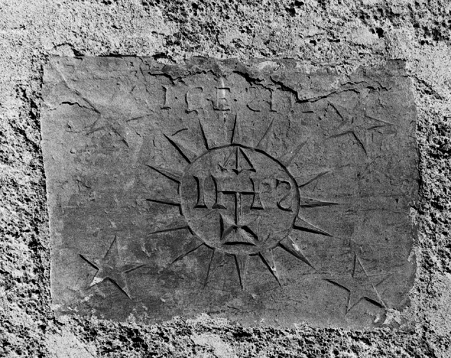 Elévation extérieure nord de la nef : pierre gravée, inscription « IHS/I. C. E. S. ».