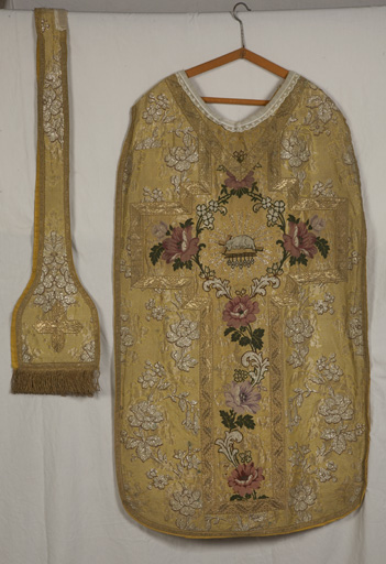 ensemble de vêtements liturgiques : 2 chasubles, 2 dalmatiques, 2 étoles, 4 manipules, voile de calice, bourse de corporal (ornement doré)