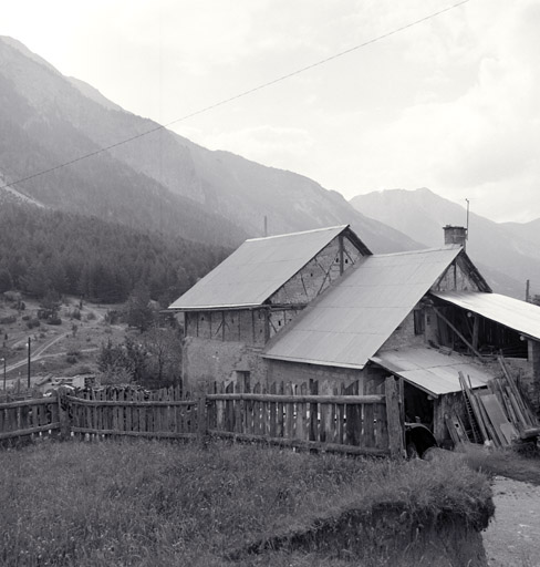 Vue de volume des deux bâtiments prise du nord-ouest.