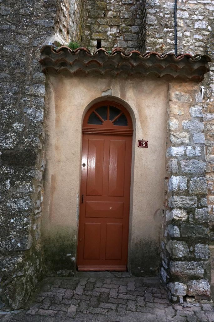 Vue extérieure de la porte du passage couvert.