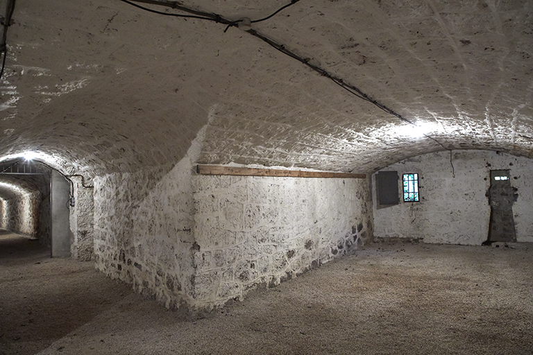 Intérieur de la double caponnière, galerie d'accès et branche gauche de la casemate active