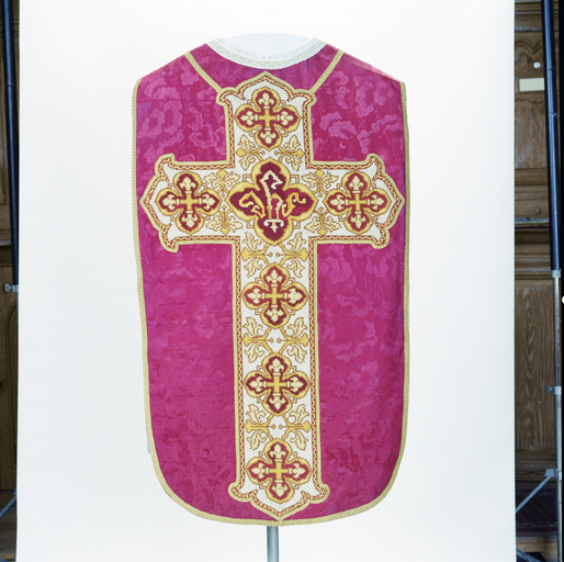 ensemble de vêtements liturgiques (N° 5) : chasuble, étole, manipule, bourse de corporal, voile de calice (ornement rouge)