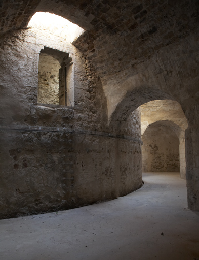 Galerie annulaire à absides du soubassement, vue vers le noyau, avec porte en tribune.