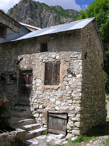 Maison de type logis entre partie agricole à Aurent (Castellet-lès-Sausses, 1 200 m. d'altitude). Elle présente les mêmes caractéristiques de mise en oeuvre, de morphologie et d'organisation que celles observables en basse Provence.