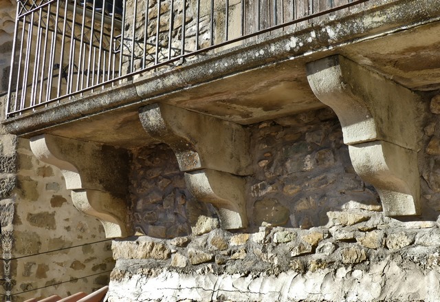 Partie sud. Pignon est, balcon en pierre de taille.