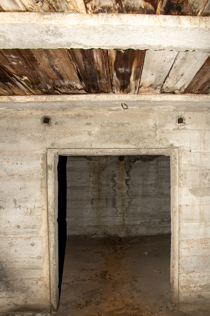 Cuve n°5 de la batterie principale, intérieur cloisonné de l'abri enterré