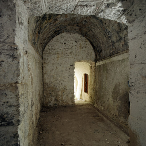 Intérieur du réduit : détail d'une chambre casematée du magasin à poudres (c) avec portes en chicane dans les refends.