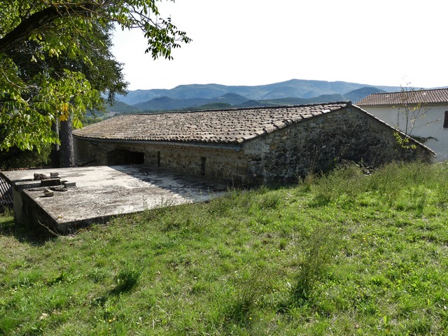 Bâtiment de la grange-étable. Vue d'ensemble prise du nord-ouest.