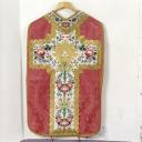 ensemble de vêtements liturgiques : chasuble, étole, manipule, voile de calice (ornement rouge)