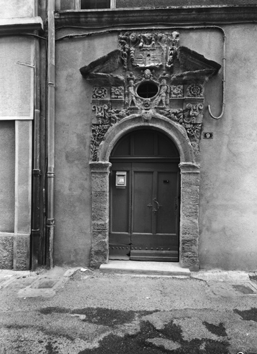 Porte d'entrée.