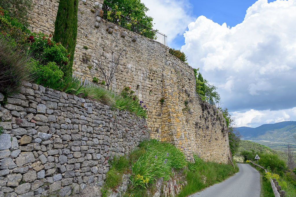 Flanc sud du mur d'enceinte, corbeaux constituant les vestiges d'une ancienne bretèche ou utilisés en remploi à l'est de la maison du 20 rue de l'amitié. 