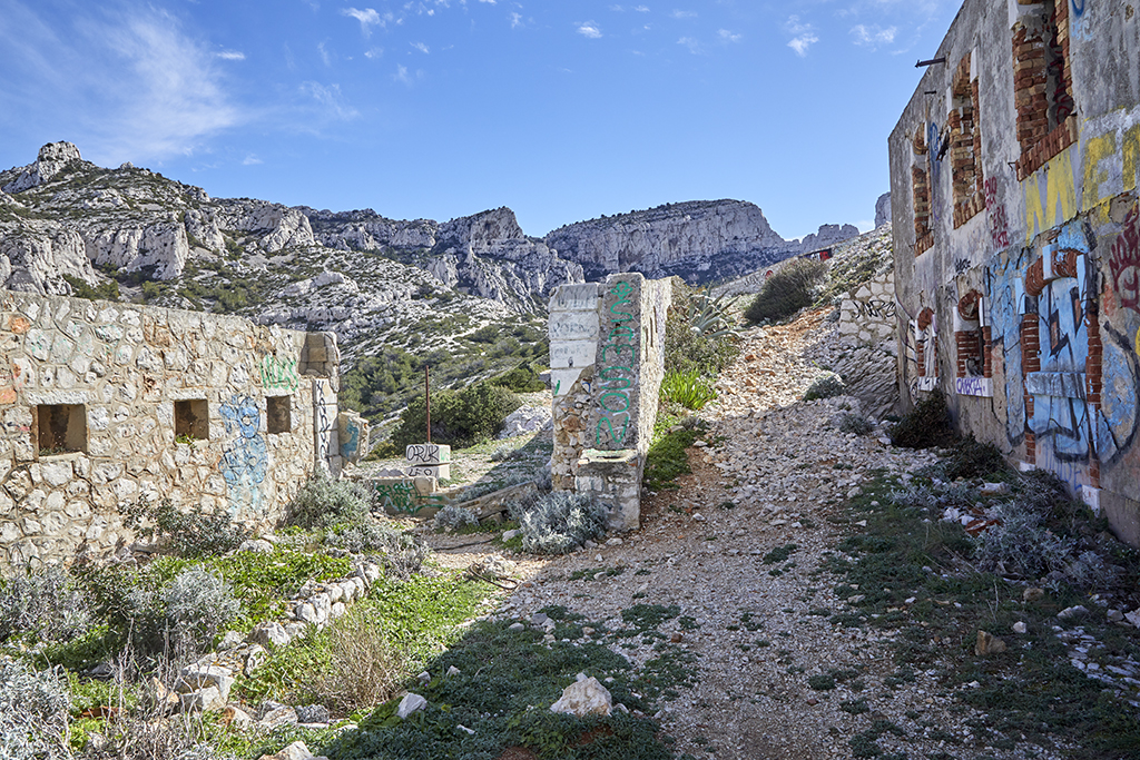 Intérieur de la cour d'entrée vue de l'ouest, courtine crénelée, port, rampe montante et façade du bâtiment 