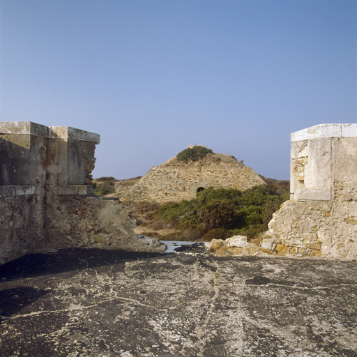 Réduit. Vue prise de la terrasse, vers l'ouest, en direction de la traverse de batterie.