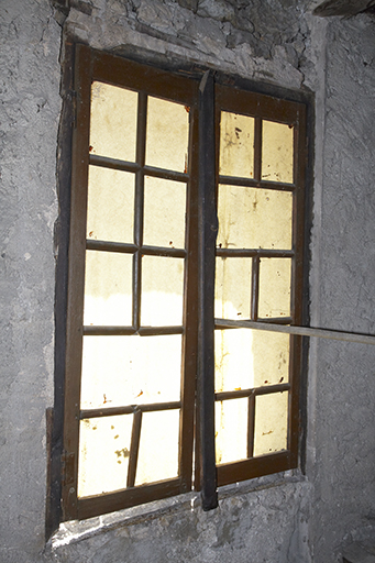  Etage de comble. Ancien séchoir. Fenêtre à châssis de petit-bois et fermeture par barre pivotante, côté Var (sud). Les carreaux ont été remplacés par du papier huilé.