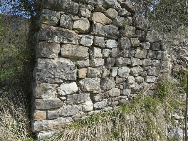 Maçonnerie en moellons calcaires, ferme dans la haute vallée du torrent de Baudon.