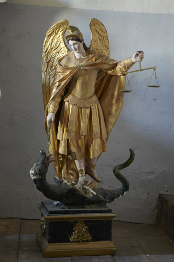 Statue (petite nature) : saint Michel terrassant le dragon
