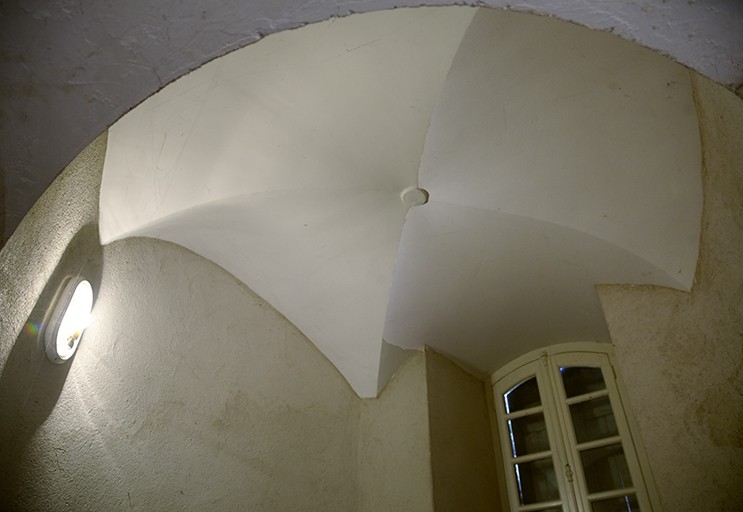 La Palud-sur-Verdon. Château. Vue générale intérieure : une voûte d'arêtes couvre la pièce en rez-de-chaussée de tour.