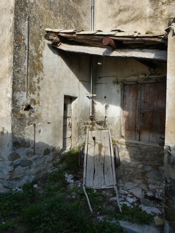 Porche couvert entre le bâtiment du pigeonnier et la dépendance 1.