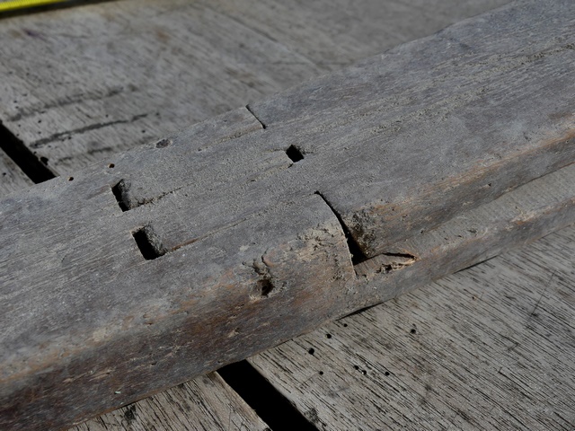 Pince à coudre. Détail de la charnière.