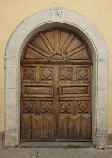 Ensemble de la porte d'entrée : deux vantaux et un tympan de menuiserie