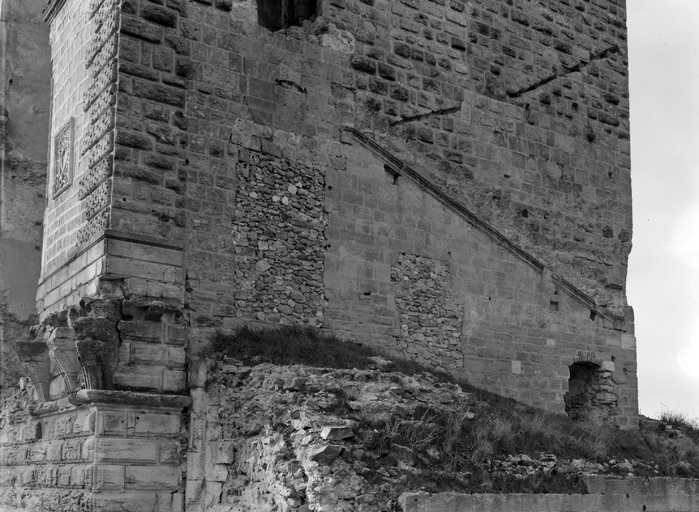 Donjon, façade est, escalier.