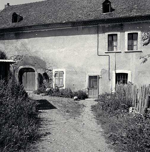 La façade sud. La génoise est peinte en bleu et soulignée d'un trait rouge et d'une bande blanche.