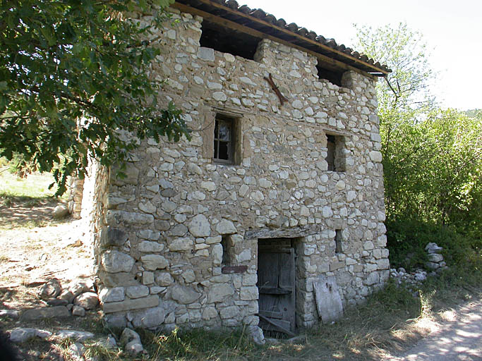 Ancien entrepôt agricole devenu ferme saisonnière en maison-bloc en hauteur au Clot Moustier (Castellet-lès-Sausses).