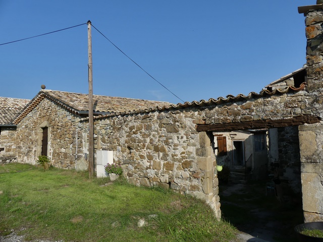 Cour. Portail ouest et pignon du bâtiment du logis.
