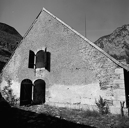 Magasin à poudre 60 (C). Pignon sud et entrée.