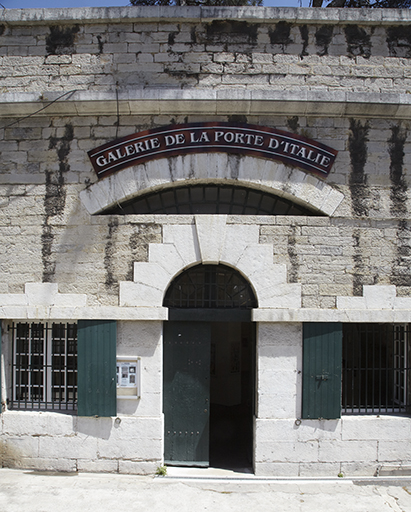 Porte d'Italie. Façade d'une des casemate de la courtine 6-7, à gauche du pavillon de la porte d'Italie.